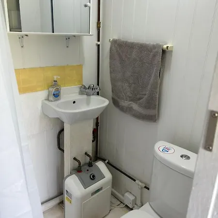 Mini Cabin In Zone 2 London Exterior photo